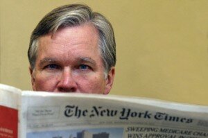 Bill Keller con un ejemplar del New York Times