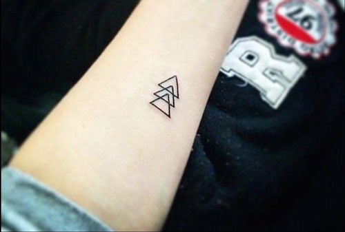 Tatuajes pequeños para mujeres triángulos