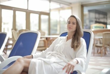 mujer descansando tras un tratamiento de belleza