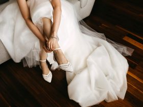 Novia con zapatos de novia diferentes blancos y calados